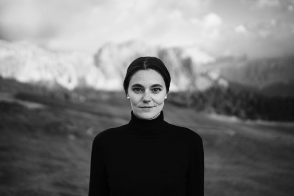 Michelle Wegener vor Bergen schwarzweiß