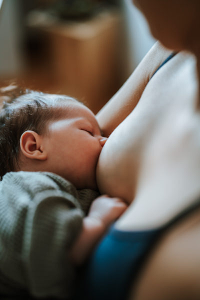 Nahaufnahme von Baby, das stillt