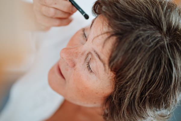 Nahaufnahme Braut bei Make-Up Styling