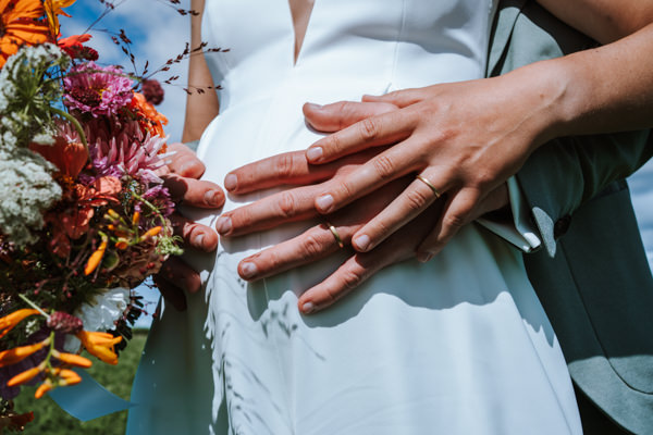 Ausschnitt Hochzeitspaar mit Babybauch und Brautstrauß in Freiburg