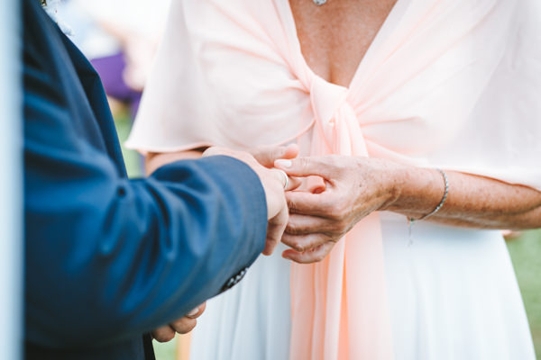 Nahaufnahme Paar bei Ringübergabe während Hochzeit