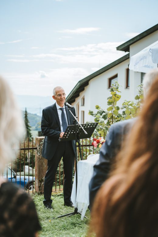 Michelle-Wegener-Fotografie-Hochzeit-head-6 Trauredner bei freier Trauung während Hochzeit in Baden-Württemberg
